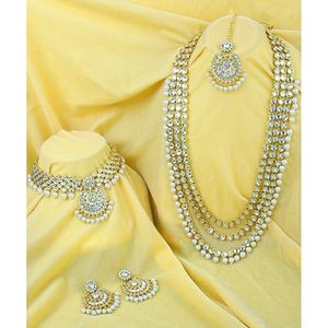 Parure de bijoux pour femme en alliage de zinc plaqué or, style géométrique Kundan, comprenant collier ras-du-cou, boucles d'oreilles Rani Haar et Maang Tikka, ornée de zircons et de perles - Product Image 2
