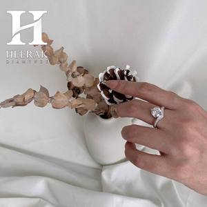 แหวนหมั้นเพชรทรงวีทอง 14K - เครื่องประดับเพชรเม็ดเดี่ยวที่สวยงามทั้งแบบเพาะเลี้ยงในห้องปฏิบัติการและแบบธรรมชาติ - Product Image 2