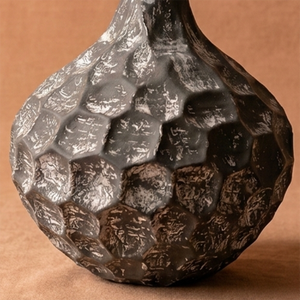 Jarrón de flores oscuro martillado a mano con acabado negro y detalles plateados envejecidos para una decoración elegante del hogar - Product Image 5