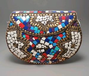 Bolso de mano multicolor de latón con diseño cuadrado y correa de cadena para bodas, fiestas y uso casual. - Product Image 1