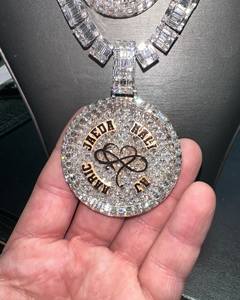 Pendentif Trap personnalisé de 3,5 pouces en argent 925, serti d'émeraudes et de moissanites taille ronde, style Hip Hop, prix de gros - Product Image 1