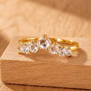 Anillo de compromiso de platino curvado con diamante cultivado en laboratorio de corte rosa redondo, banda de boda curvada tipo chevron, anillo de media eternidad, regalo para ella. - Product Image 4