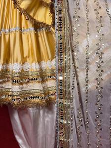 Vestido corto tradicional afgano de la tribu Kuchi con intrincado bordado a mano con hilo de seda multicolor. - Product Image 2