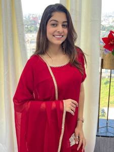 Hiyab de Georgette Rojo con Adornos Bordados en Oro, Pañuelo Étnico Tradicional para Mujer, para Bodas y Compromisos en India y Pakistán - Product Image 1
