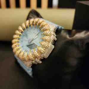 Montre unique à cadran rond en moissanite avec demi-entoilages et bracelet en caoutchouc - Product Image 5