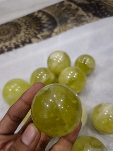 Venta al por mayor de esferas de cuarzo limón brasileño natural de alta calidad, bolas de cristal de 50-55 mm para sanación y meditación reiki. - Product Image 3