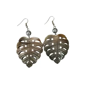 Mode femmes bijoux sculpté coquille Monstera feuille nacre grande taille boucles d'oreilles botaniques tropicales - Product Image 1