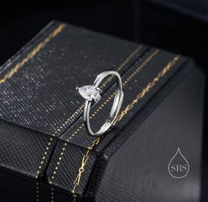 Anillo de Compromiso CZ Droplet en Plata de Ley, Corte Pera de 4x6mm con Engaste de Garras, Anillo de Lujo Ajustable - Product Image 5