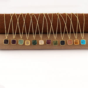 Collier tendance pour femme avec pendentif émeraude naturelle brute, serti de pierres précieuses, plaqué or 18 carats, sur chaîne câble - Product Image 2