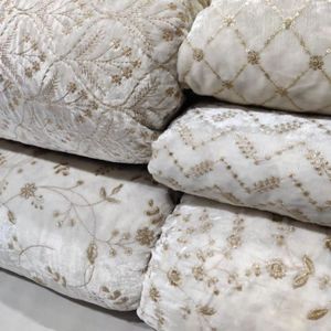 Housse de coussin en velours brodé avec motif floral pour la décoration de la maison, tissu en polyester de poids moyen - Product Image 3