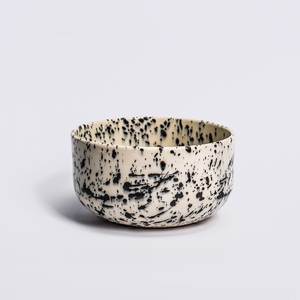 Bol avec motif de taches noires, design minimaliste fait à la main, forme ronde, plat à soupe, vaisselle et assiettes - Product Image 1