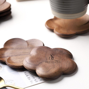 Ensemble de sous-verres en bois faits à la main en forme de fleur. Vaisselle de qualité supérieure en cerisier et noyer au design moderne pour la décoration de salons de thé et de cafés (vente en gros) - Product Image 4