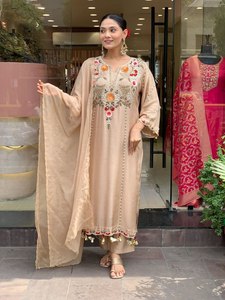 Conjunto de dos piezas de algodón rojo para mujer con dupatta bordada, estilo holgado, atuendo étnico tradicional de la India y Pakistán, ropa de boda. - Product Image 4
