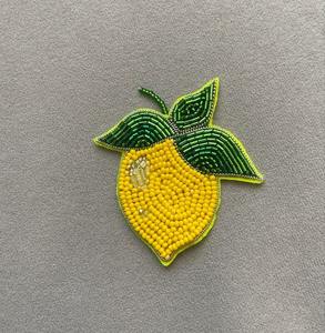 Adorno de cereza hecho a mano con cuentas y lentejuelas brillantes que añade un encanto festivo brillante para la decoración del árbol de Navidad y para regalos. - Product Image 3