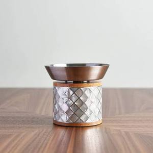 Support de bougie rond en bois avec base en métal à motif diamanté, décoration d'intérieur - Product Image 1