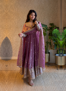 Vestido Anarkali Premium de Satén Fandy con Bordado de Zari y Lentejuelas, Anarkali Completamente Cosido con Dupatta - Product Image 5