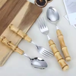 Ensemble de couverts élégants en céramique avec poignée à motif floral et bordure dorée, compatibles lave-vaisselle, pour dîner de mariage - Product Image 3