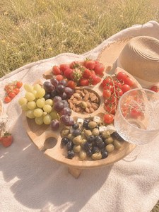 Bandeja de Picnic Plegable de Madera Natural con Portavasos y Ranuras para Aperitivos, Ligera para Fiestas y Excursiones al Aire Libre - Product Image 4