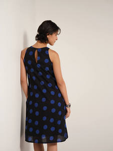 Robe midi bleue à pois avec broderie rouge à motif géométrique, col rond, silhouette droite, tenue décontractée quotidienne, 100% coton tissé - Product Image 2