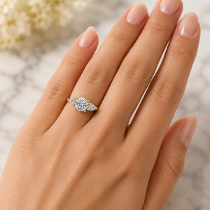 Bagues de fiançailles et de mariage personnalisées en or massif 14 carats, classiques, luxueuses et élégantes, serties de trois pierres en moissanite et diamant, pour femmes - Product Image 2