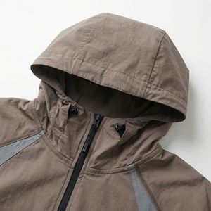 Chaqueta con capucha bicolor Urban Shield — Paneles en contraste marrón/gris |   A prueba de viento, resistente al agua, marca privada OEM/ODM - Product Image 3