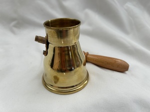 Cafetera Turca Cezve de Latón de Lujo, Ibrik de Forma Redonda con Mango de Madera, Diseño Tradicional - Product Image 2