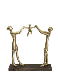 Statue Familiale Artisanale en Aluminium Doré – Sculpture Abstraite Parents et Enfant sur Socle en Bois – Élégant Cadeau de Décoration Intérieure - Product Image 4