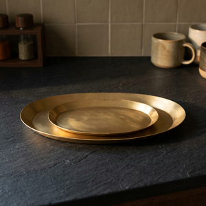 Plateau de service ovale en laiton avec surface spacieuse et bord surélevé pour la restauration à domicile, les restaurants, les traiteurs et les événements - Product Image 1