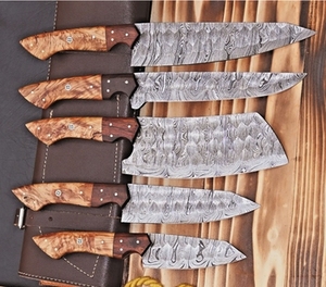 Ensemble de couteaux de cuisine en acier Damas fait main, 5 pièces, avec étui en cuir véritable, comprenant un couteau de chef, un couteau à steak, un couteau utilitaire - Product Image 1