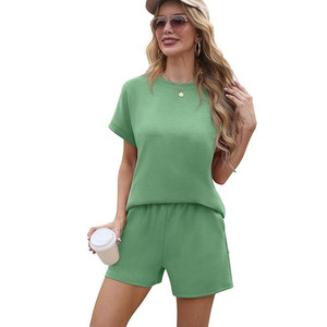 Ensemble de t-shirt et short de sport pour femmes, design tendance, pour la course à pied et la salle de sport, personnalisable - Product Image 2