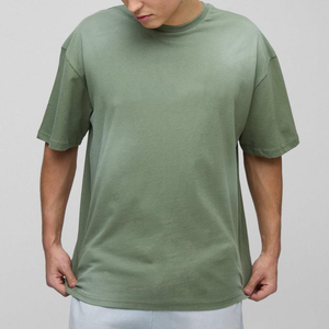 T-shirt Hip Hop Homme Noir Surdimensionné Délavé Effet Soleil OEM/ODM Personnalisé Épaules Tombantes Coton Lourd 100% 180g Séchage Rapide - Product Image 1