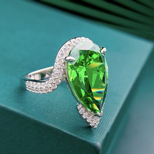 Bague de cocktail de luxe pour femme en argent 925 avec pierre émeraude taille poire en forme de goutte d'eau, à porter au quotidien - Product Image 2