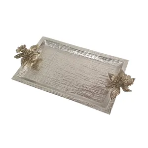 Plateau de service rectangulaire en métal avec poignées florales, fait main, décoratif et élégant pour la présentation sur table - Product Image 1