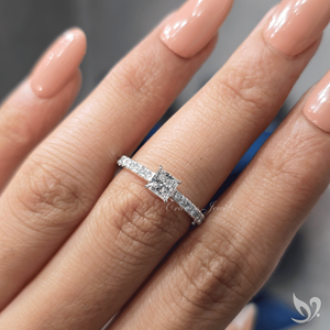Bague de fiançailles moderne en or blanc 10K avec diamant de laboratoire taille princesse 0,50 ct, sertie pavé style cathédrale, certifiée IGI - Product Image 5