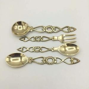 Juego de cubiertos de metal de diseño minimalista moderno para mesa de comedor de estilo escandinavo y decoración de interiores del hogar. - Product Image 1