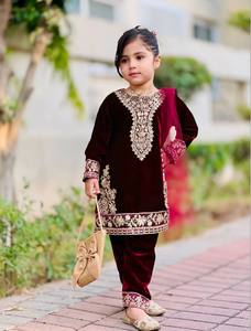 ชุดเดรสกำมะหยี่สีแดงเลือดหมูสำหรับเด็กผู้หญิงจาก NiMa Creations ปักลายแบบดั้งเดิม ทรงปกติ ความยาวระดับเข่า แห้งเร็ว สไตล์อินเดีย-ปากีสถาน - Product Image 1