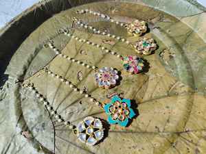 Maangtika de créateur sertie de pierres Polki/Kundan pour femmes, bijou de tête de mariée, cadeau pour femmes pour Haldi/Mehndi, tikka/Nethi Chutti pour la mariée - Product Image 3