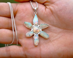 Collier Pendentif Floral en Opale de Feu Naturelle Plaqué Or et Argent, Bijou Fleur, Pierre de Naissance d'Octobre, Cadeau Élégant pour Femme - Product Image 4