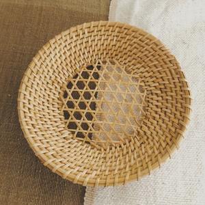 Plateau de service contemporain en rotin, parfait pour le café, les collations, le petit-déjeuner au lit et l'utilisation sur la table de cuisine, fabriqué à la main en Inde. - Product Image 4