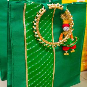 Juego de Bolsas de Regalo Bandhani de Rajastán Hechas a Mano en Colores Vibrantes, Diseñadas para Elevar la Experiencia de Regalos Festivos con un Encanto Étnico Atemporal - Product Image 1