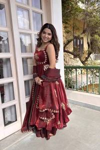 ชุดเดรส Anarkali ผ้าซาติน Fendy พรีเมียม พร้อมงานปักเลื่อมและงานปักดิ้นทอง พร้อมผ้าคลุมไหล่และกางเกง Palazzo - Product Image 4