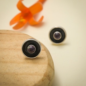 Boucles d'oreilles clous rondes en améthyste naturelle et onyx noir, élégantes, faites à la main, serties clos, bijoux en pierres précieuses naturelles - Product Image 1