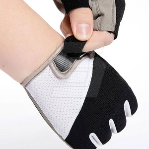 ถุงมือปั่นจักรยานแบบครึ่งนิ้วสำหรับมืออาชีพ กันลม กันลื่น บุนวมบริเวณฝ่ามือ ระบายอากาศได้ดี ปิดด้วยแถบตีนตุ๊กแก เหมาะสำหรับทุกเพศ ใช้ได้ในฤดูร้อนและกิจกรรมกลางแจ้ง - Product Image 2