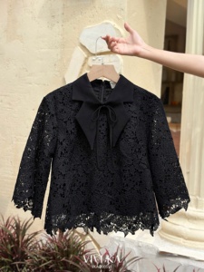 Blusa de Encaje Floral Negra para Mujer, 100% Poliéster, con Detalle de Lazo, Cuello con Muescas, Media Manga, Dobladillo Festoneado, Estilo Femenino CARTER - Product Image 5