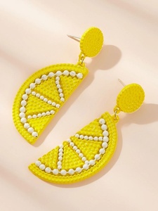 Collection de boucles d'oreilles légères et confortables avec perles jaunes, motifs fruits et fleurs, citron, ananas, tournesol, boucles d'oreilles tendance disponibles - Product Image 4