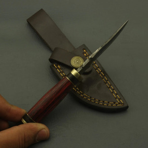 Cuchillo EDC de Hoja Fija de Acero de Damasco Hecho a Mano con Mango de Madera Pakka Roja y Empuñadura de Latón, Ideal para Caza y Bushcraft, Venta Directa de Fábrica - Product Image 3