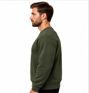 เสื้อสเวตเชิ้ตคอกลมสีเขียวมะกอกสำหรับผู้ชาย ยี่ห้อ Index Apparel ลายพิมพ์หมาป่าและพระจันทร์ ทรงลำลอง พอดีตัว พิมพ์ลายดิจิทัล - Product Image 4