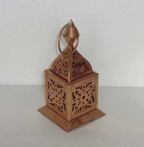 Lanterne à bougie hexagonale marocaine en métal argenté thermolaqué, avec découpe perforée, toit en dôme, panneaux de verre, finition de dessus à crochet et loquet de porte - Product Image 5