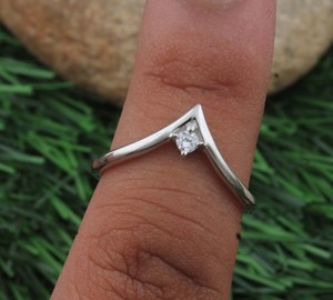 Bague de mariage ajustable en argent sterling 925 avec sertissage clos en oxyde de zirconium, style délicat et minimaliste, bijoux fins pour femmes, vente en gros - Product Image 5