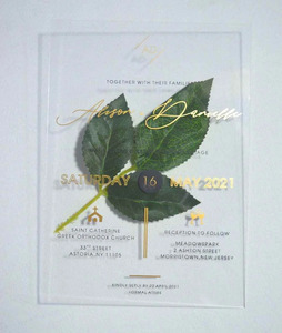 Invitación de Boda de Acrílico Transparente, Nombres Personalizados en Lámina Dorada, Impresión en Negro, Monograma, Iconos de Iglesia y Champán, Moderno - Product Image 4